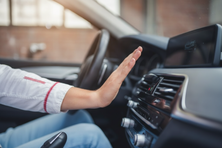 Qué hacer si el aire acondicionado del auto tira aire caliente: 5 causas y diagnóstico